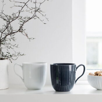 Tmavomodrý porcelánový hrnček Kähler Design Hammershoi, 330 ml – Obrázok 2
