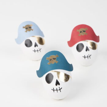 Párty doplnky v súprave 3 ks Pirate Skulls Surprise Balls – Meri Meri - Image 3