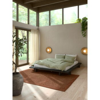 Čierna dvojlôžková posteľ z borovicového dreva s roštom 140x200 cm Japan - Karup Design - Image 4