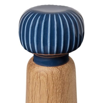 Mlynček z dubového dreva na korenie s tmavomodrým detailom z porcelánu Kähler Design Hammershoi, výška 13 cm - Image 4