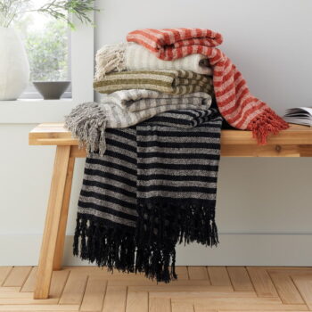 Červeno-oranžová zamatová deka 130x170 cm Stripe Chenille – Catherine Lansfield - Image 4