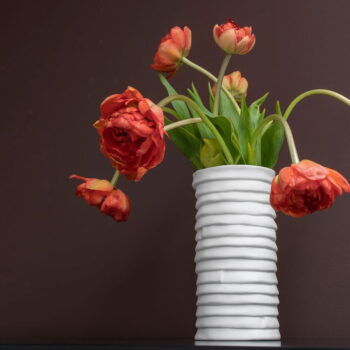 Biela porcelánová ručne vyrobená váza Ribbon – Mette Ditmer Denmark - Image 3