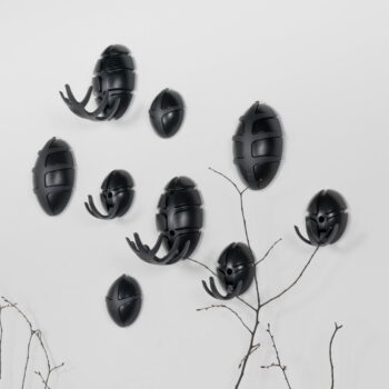 Čierny nástenný háčik Bug – Spinder Design - Image 3