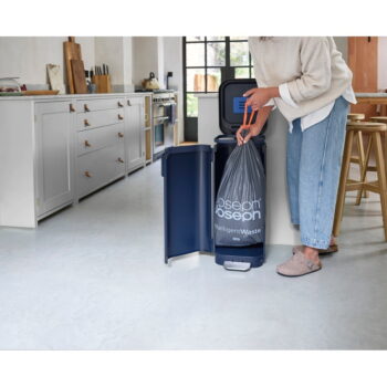 Tmavomodrý pedálový oceľový odpadkový kôš 40 l Porta – Joseph Joseph - Image 9