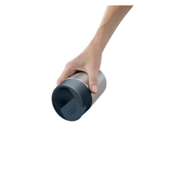 Cestovný hrnček v tmavomodro-lesklo striebornej farbe 340 ml Sipp – Joseph Joseph - Image 5