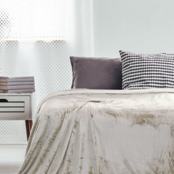 Deka z mikrovlákna v krémovej farbe DecoKing Mic, 200 × 220 cm - Image 8