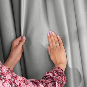 Svetlosivý zamatový dimout záves 140x245 cm Eyelets – AmeliaHome - Image 5