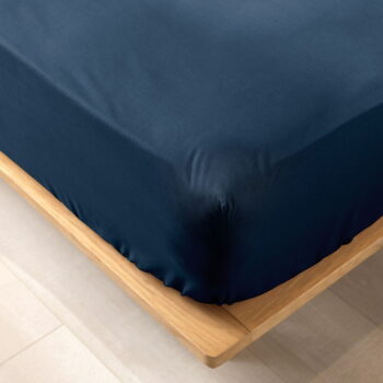 Tmavomodrá napínacia plachta z Bio bavlny 140x190 cm Biolina – douceur d'intérieur