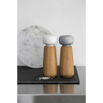Mlynček z dubového dreva na korenie s bielym detailom z porcelánu Kähler Design Hammershoi, výška 17,5 cm - Image 3