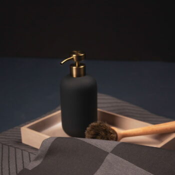 Antracitovosivý keramický dávkovač mydla 200 ml Lotus – Mette Ditmer Denmark – Obrázok 2
