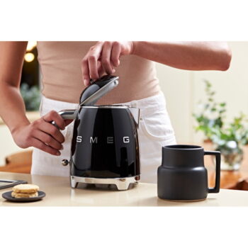 Čierna rýchlovarná kanvica z nehrdzavejúcej ocele 800 ml Retro Style – SMEG - Image 10