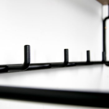 Kovový nástenný vešiak v čierno-prírodnej farbe s poličkou Clint – Spinder Design – Obrázok 7