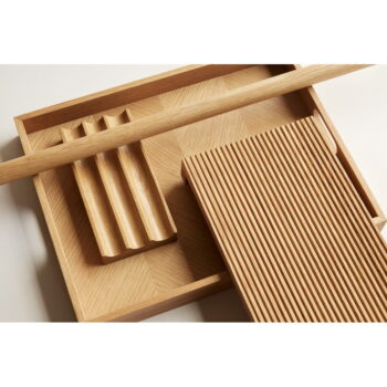 Servírovací drevený podnos 35x45 cm Structure – Hübsch - Image 6