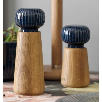 Mlynček z dubového dreva na korenie s tmavomodrým detailom z porcelánu Kähler Design Hammershoi, výška 17,5 cm - Image 2