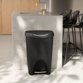 Čierny nášľapný plastový odpadkový kôš 50 l Brim – Umbra - Image 7