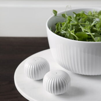 Set bielej soľničky a koreničky z porcelánu Kähler Design Hammershoi - Image 3