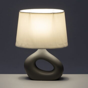 Bielo-sivá keramická stolová lampa s textilným tienidlom (výška 30 cm) – Casa Selección - Image 2