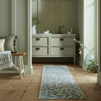 Svetlozelený umývateľný behúň s prímesou recyklovaných vlákien 60x230 cm Wallace – Flair Rugs - Image 3