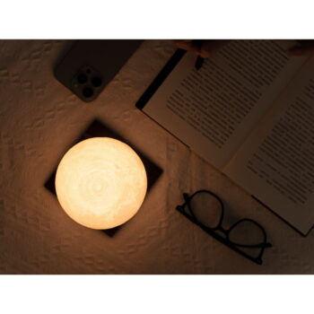Tmavohnedá LED stolová lampa z orechového dreva (výška  13 cm) Smart LunaSpin – Gingko – Obrázok 5