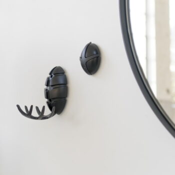 Čierny nástenný háčik Bug – Spinder Design - Image 4