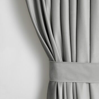 Svetlosivý zamatový dimout záves 140x245 cm Eyelets – AmeliaHome - Image 2