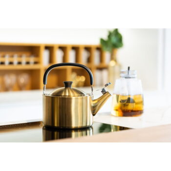Varná kanvica z nehrdzavejúcej ocele v zlatej farbe 1,5 l Diamante – Vialli Design - Image 9