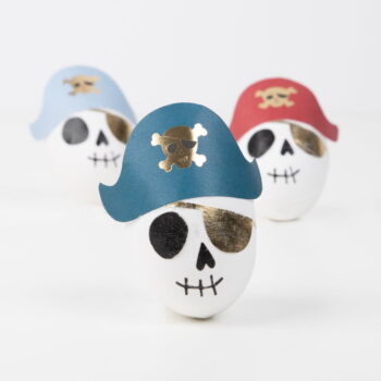Párty doplnky v súprave 3 ks Pirate Skulls Surprise Balls – Meri Meri - Image 4