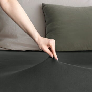 Tmavosivá napínacia džersejová plachta 180x200 cm Amber – DecoKing – Obrázok 3