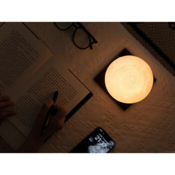 Tmavohnedá LED stolová lampa z orechového dreva (výška  13 cm) Smart LunaSpin – Gingko – Obrázok 4