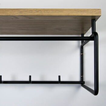 Kovový nástenný vešiak v čierno-prírodnej farbe s poličkou Clint – Spinder Design – Obrázok 6