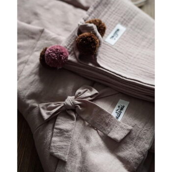 Tmavomodrá mušelínová detská deka 100x140 cm Pompon - Malomi Kids - Image 4