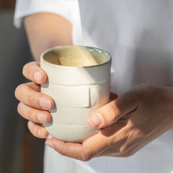Bielo-béžové hrnčeky v súprave 2 ks z kameňa 0.3 l Sand Grain – Mette Ditmer Denmark - Image 7