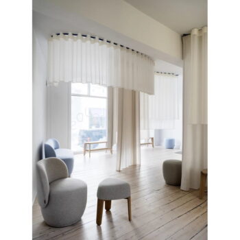 Béžový taburet z textílie bouclé KUON – Blomus - Image 7
