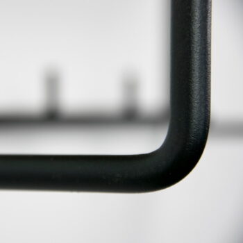 Kovový nástenný vešiak v čierno-prírodnej farbe s poličkou Clint – Spinder Design – Obrázok 5