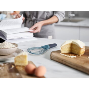 Skladacia metlička Twist Whisk Sky – Joseph Joseph – Obrázok 4