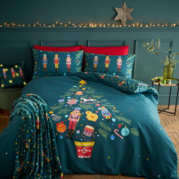 Deka s vianočným motívom z mikroplyšu 130x170 cm Nutcracker - Catherine Lansfield – Obrázok 3
