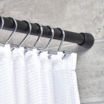 Čierna tyč na sprchový záves s nastaviteľnou dĺžkou InterDesign Cameo, 198 - 275 cm – Obrázok 3