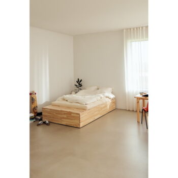Dvojlôžková posteľ z borovicového dreva s úložným priestorom s roštom v prírodnej farbe 160x200 cm Basement Bed – Karup Design - Image 2
