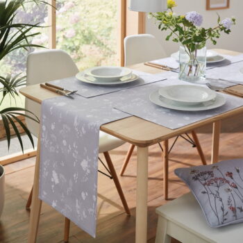 Bavlnený behúň na stôl 220x33 cm Meadowsweet Floral - Catherine Lansfield - Image 3
