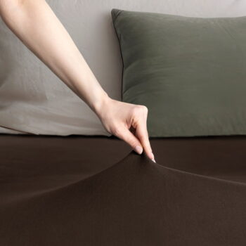 Tmavohnedá napínacia džersejová plachta 120x200 cm Amber – DecoKing - Image 3