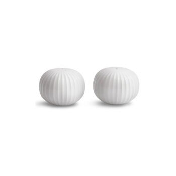 Set bielej soľničky a koreničky z porcelánu Kähler Design Hammershoi