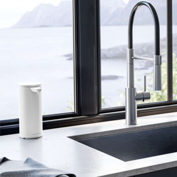 Biely bezdotykový kovový dávkovač mydla 414 ml – simplehuman - Image 2