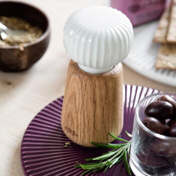 Mlynček z dubového dreva na korenie s bielym detailom z porcelánu Kähler Design Hammershoi, výška 13 cm - Image 3