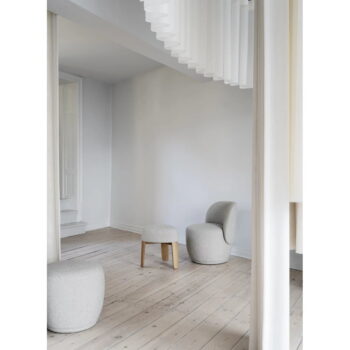 Béžový taburet z textílie bouclé KUON – Blomus - Image 6