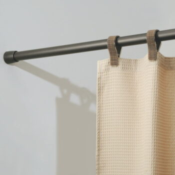 Tyč na sprchový záves s nastaviteľnou dĺžkou v bronzovej farbe InterDesign Rod, 198 - 275 cm – Obrázok 3
