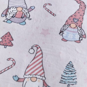 Ružová deka s vianočným motívom z mikroplyšu 130x170 cm Festive Gnomes – Catherine Lansfield - Image 3