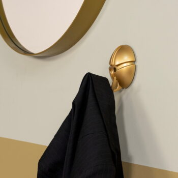 Nástenný háčik v zlatej farbe Tick – Spinder Design – Obrázok 3