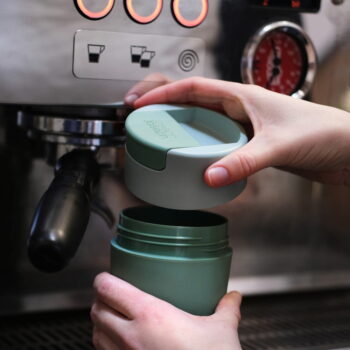 Cestovný hrnček v mentolovej farbe 340 ml Sipp – Joseph Joseph – Obrázok 8