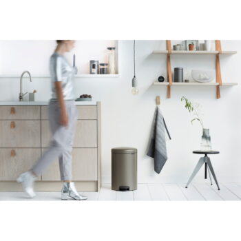 Sivý nášľapný oceľový odpadkový kôš 30 l NewIcon – Brabantia – Obrázok 3