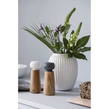 Mlynček z dubového dreva na korenie s bielym detailom z porcelánu Kähler Design Hammershoi, výška 17,5 cm - Image 2